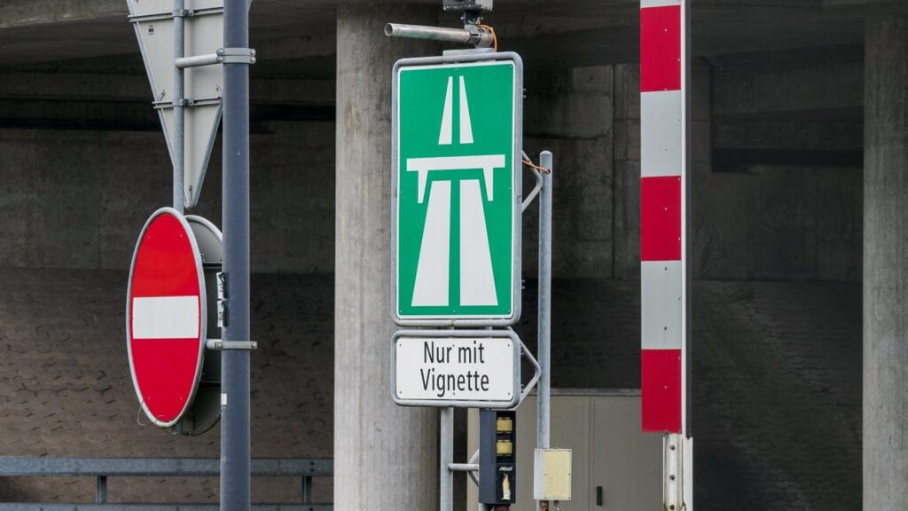 Cartello verde di ingresso in autostrada in Svizzera con la scritta Nur mit Vignette: da qui serve la vignetta