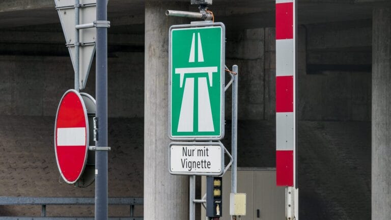 Cartello verde di ingresso in autostrada in Svizzera con la scritta Nur mit Vignette: da qui serve la vignetta