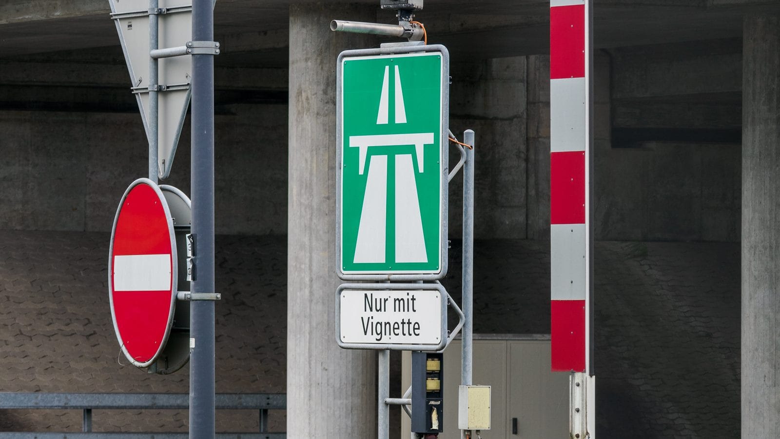Cartello verde di ingresso in autostrada in Svizzera con la scritta Nur mit Vignette: da qui serve la vignetta