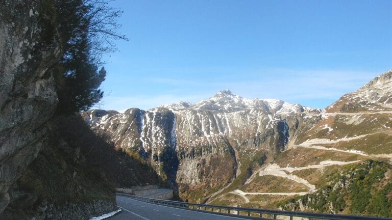 Strada del Passo della Furka nelle Alpi svizzere, percorso tipico per moto e camper