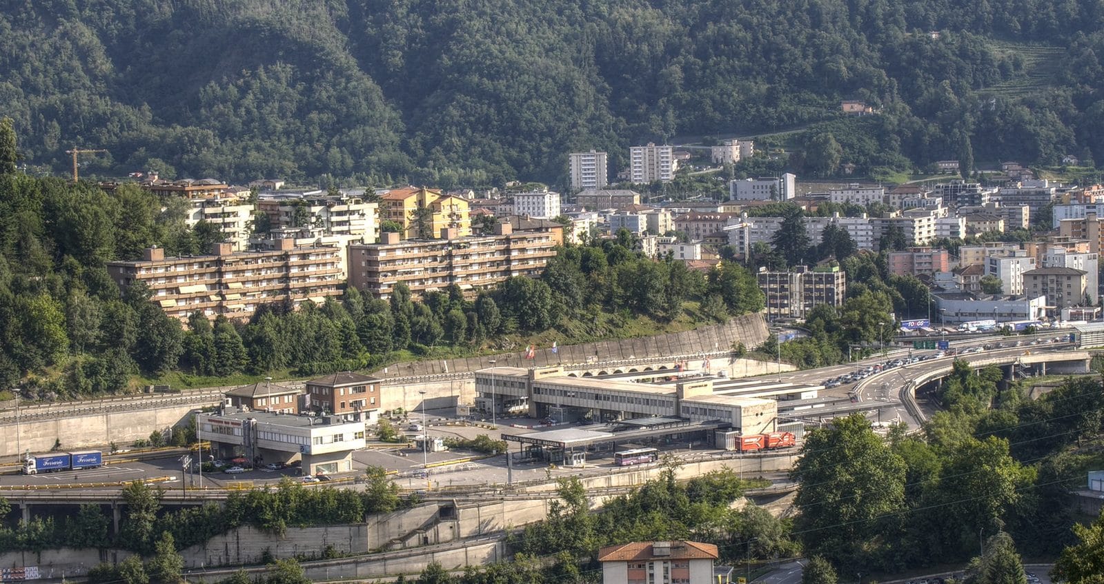 Valico doganale di Chiasso-Brogeda tra Italia e Svizzera, con l’autostrada e gli edifici della dogana